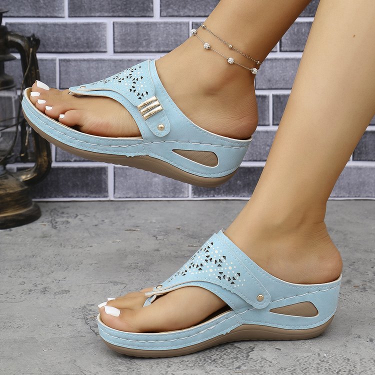 Sandales tongs confortables pour dames avec un look aéré en motif perforé Chic und Stil