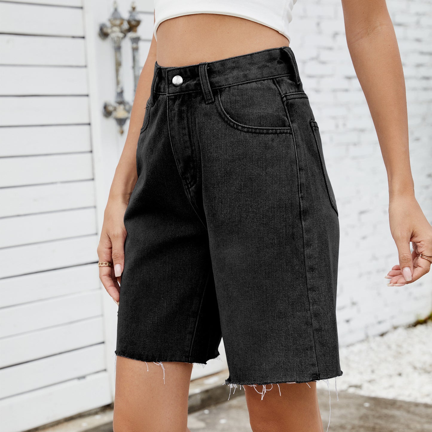 Women's denim shorts with a modern cut and fringed edge Chic und Stil