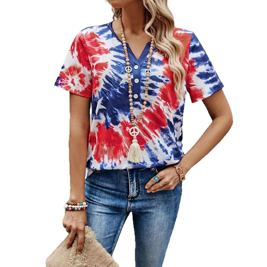 T-shirt à manches courtes pour femmes avec encolure boutonnée et design batik ludique Chic und Stil