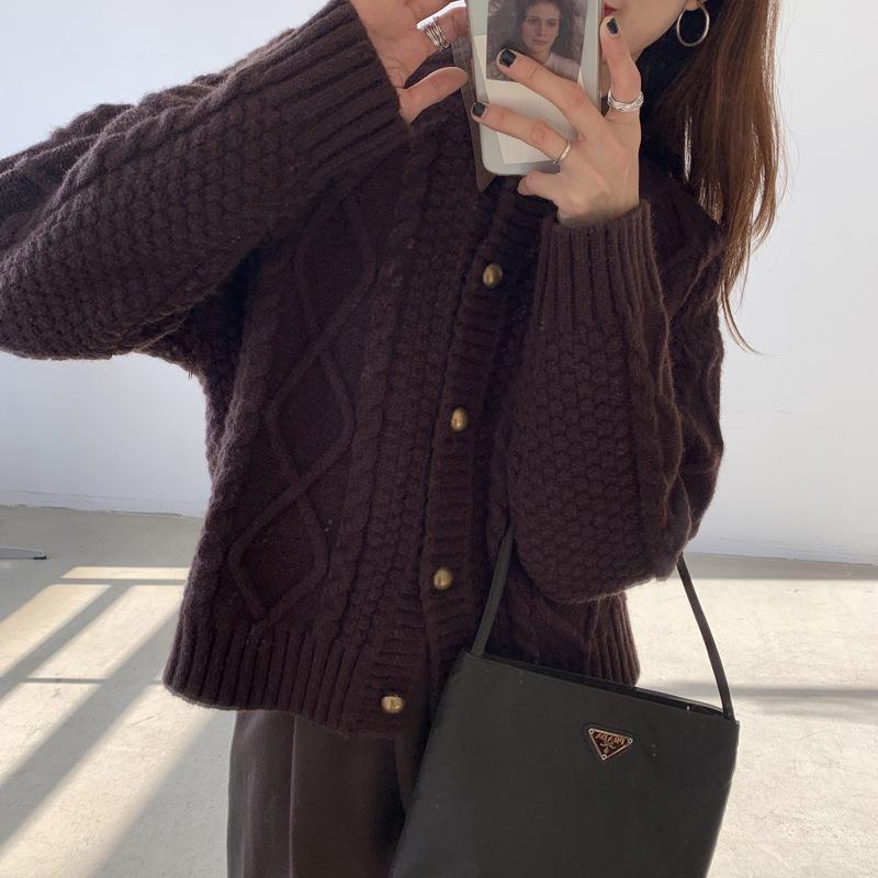 Cardigan en tricot épais pour femmes avec détails en bouton et motif en torsades Chic und Stil