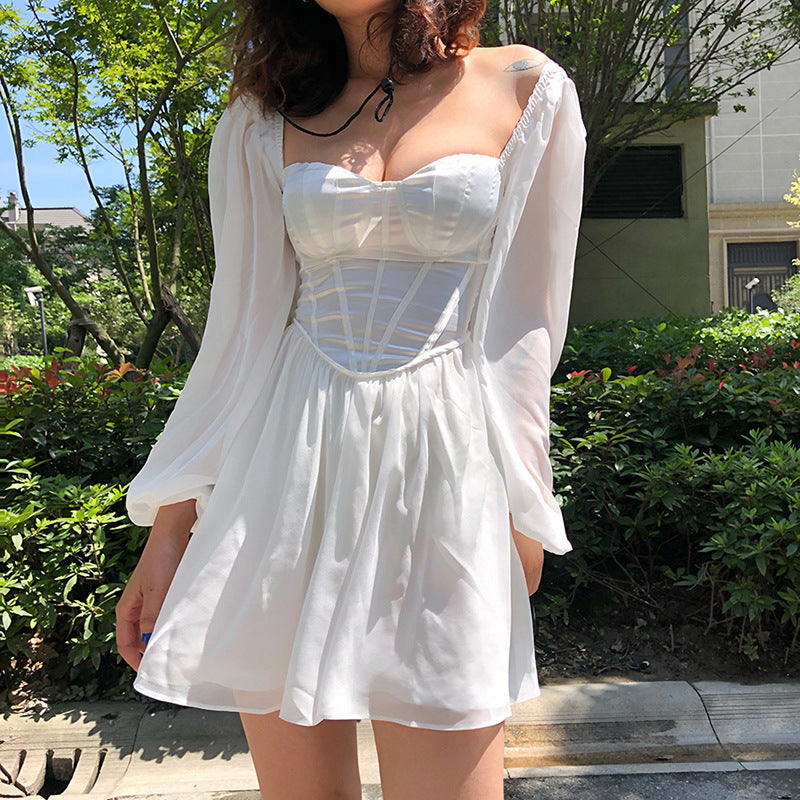 Robe mini ludique pour femmes avec un haut bustier élégant et des manches volumineuses Chic und Stil