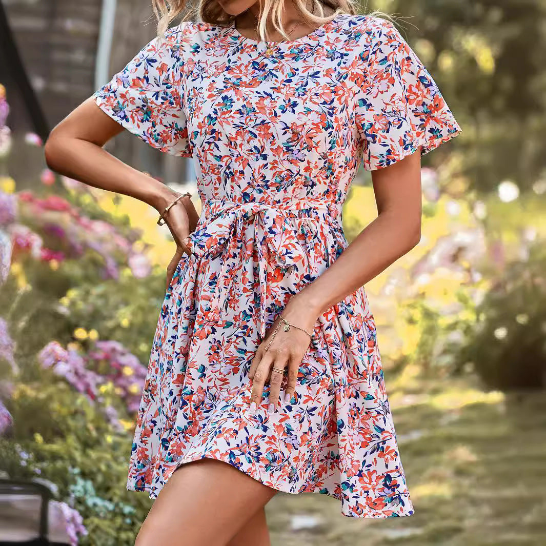 Robe midi à fleurs pour femmes avec lien à la taille et ourlet ondulant Chic und Stil