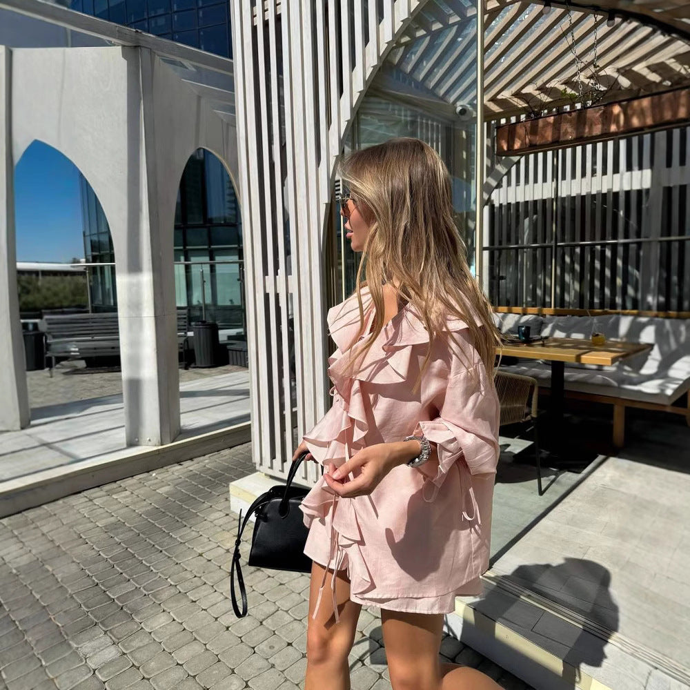 Blouse à volants tendance pour femmes avec une coupe décontractée et shorts Chic und Stil