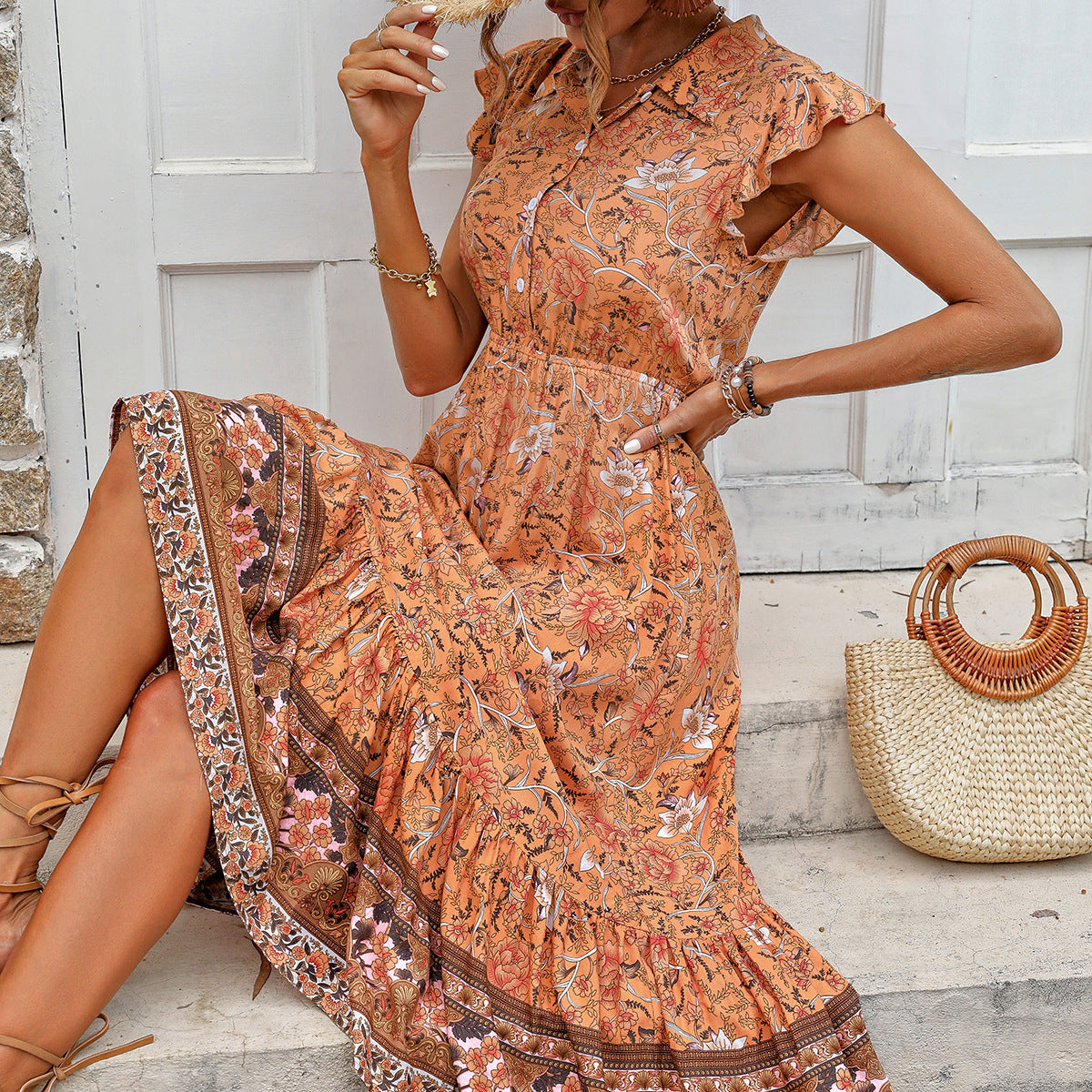 Robe midi pour dames avec des détails floraux en volants et une ceinture à nouer à la taille Chic und Stil