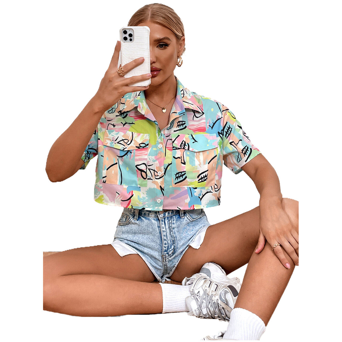 Chemise à manches courtes pour femmes avec design graphique coloré Chic und Stil