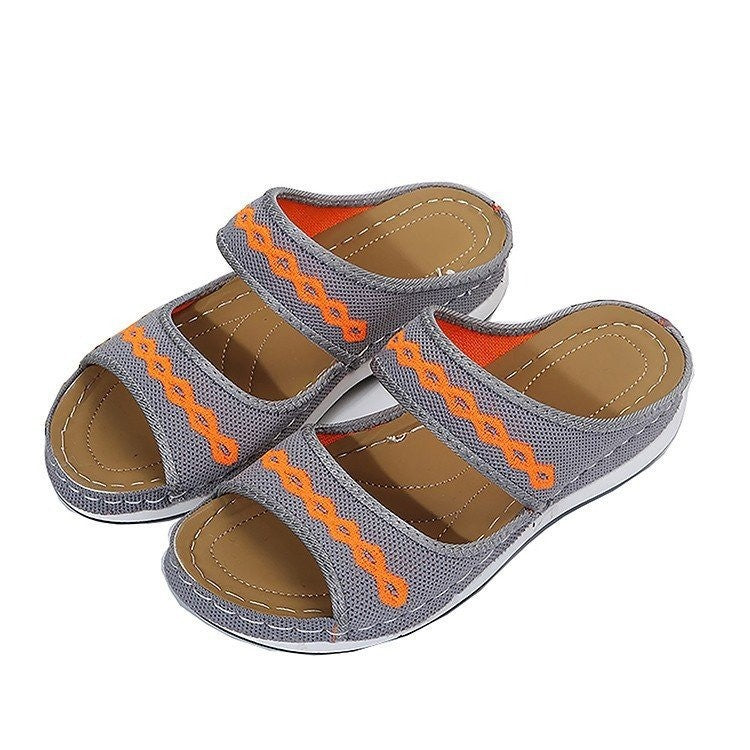 Sandales confortables pour femmes avec une bande à la mode et une surface respirante Chic und Stil