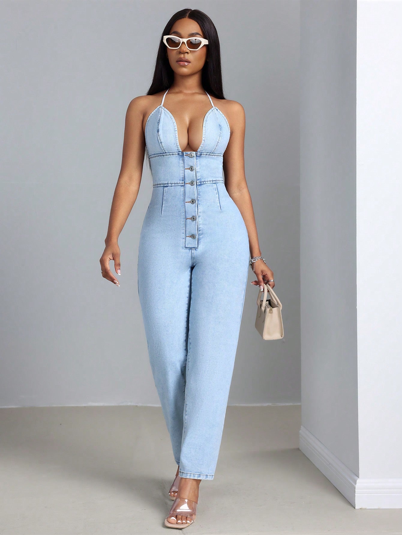 Combinaison en denim pour femmes avec décolleté en V profond et patte de boutonnage Chic und Stil