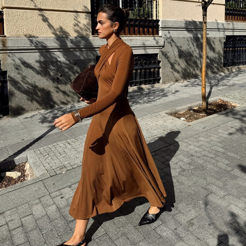 Robe maxi enveloppante élégante pour femmes avec des détails de découpe asymétriques Chic und Stil