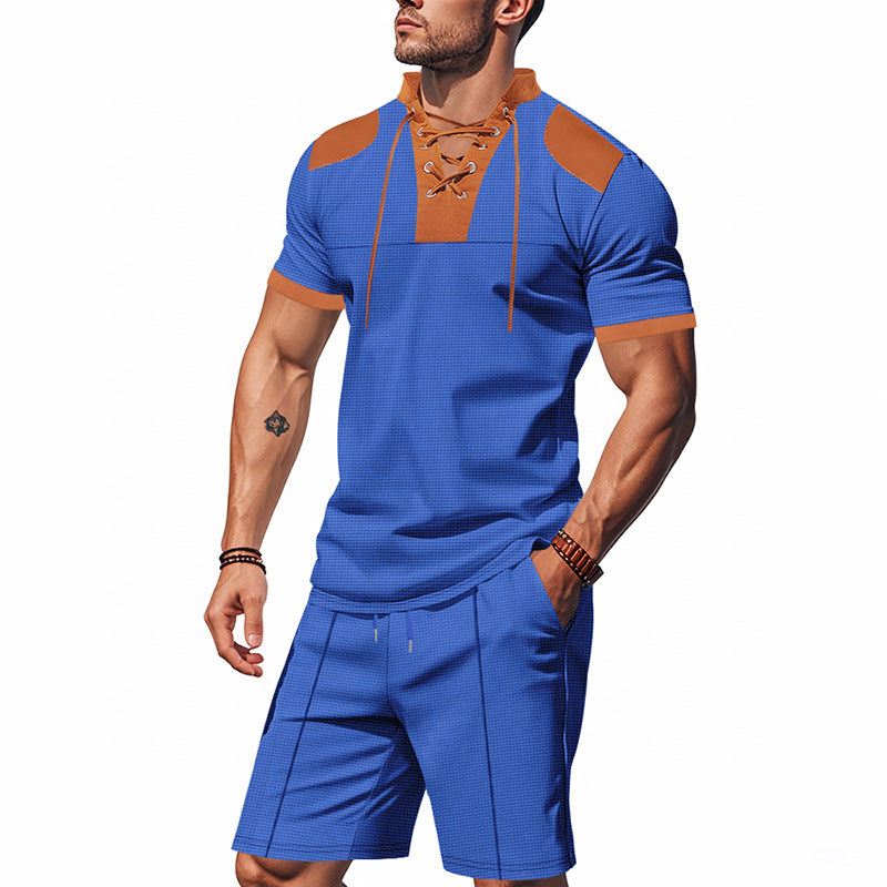 Polo-shirt pour hommes avec un design de laçage unique et des shorts assortis Chic und Stil
