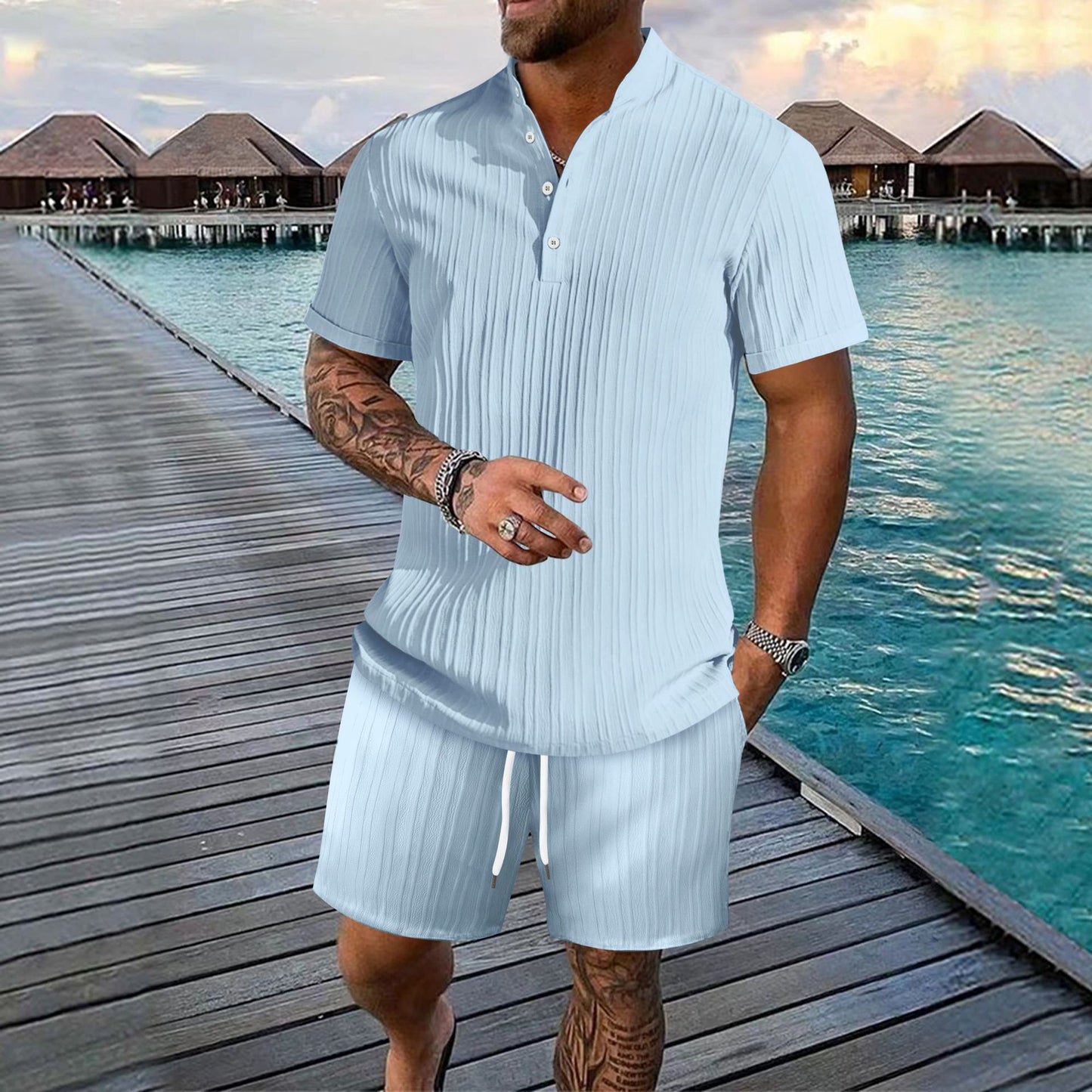 Chemise décontractée à manches courtes pour hommes avec design plissé et shorts assortis Chic und Stil