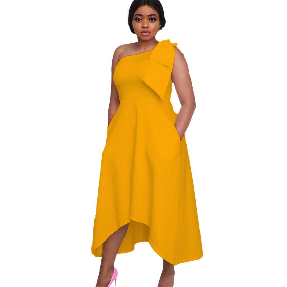Robe de cocktail asymétrique pour femme avec une seule bretelle et ceinture Chic und Stil