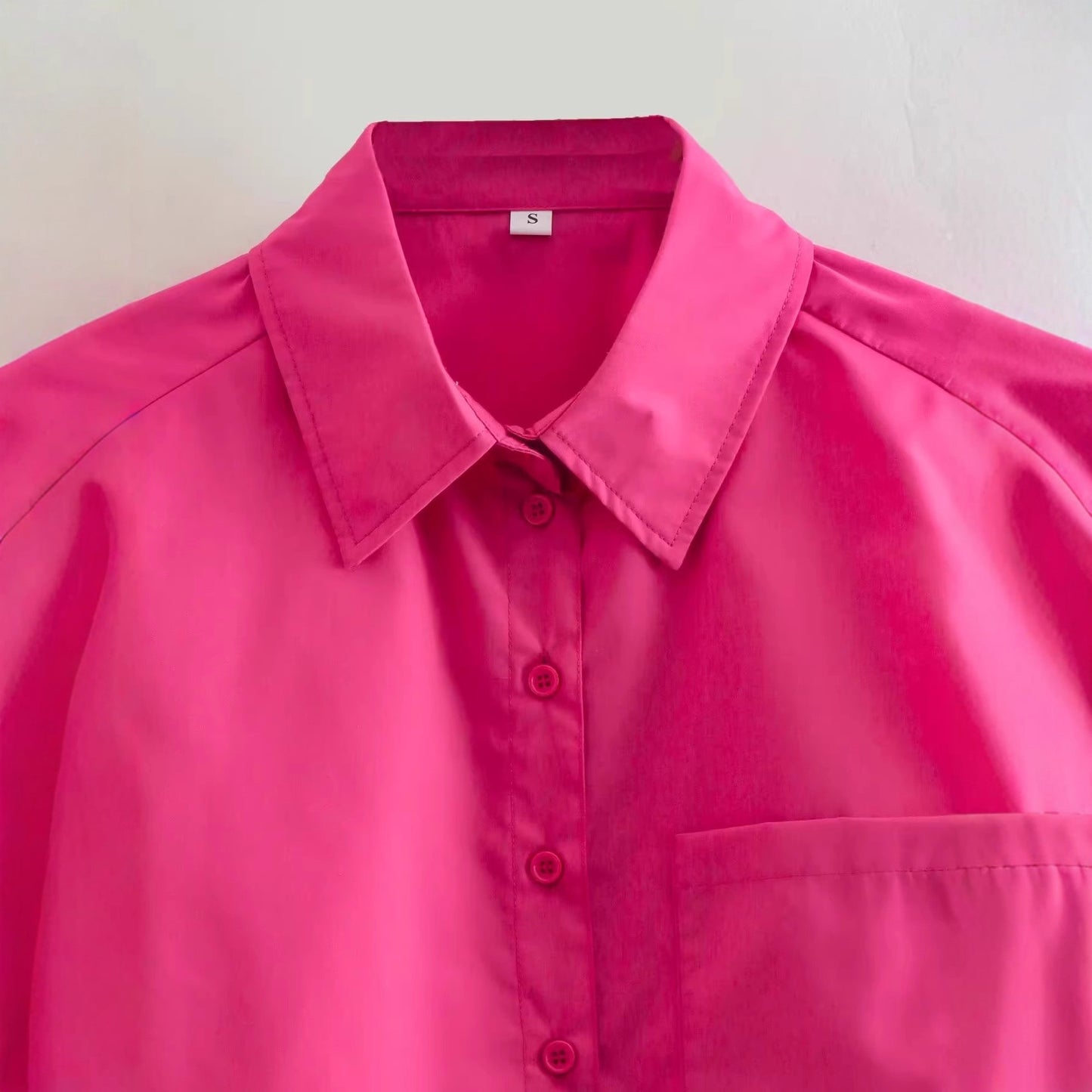 Blouse cropped pour femmes avec une coupe moderne et un design de poches pratique Chic und Stil