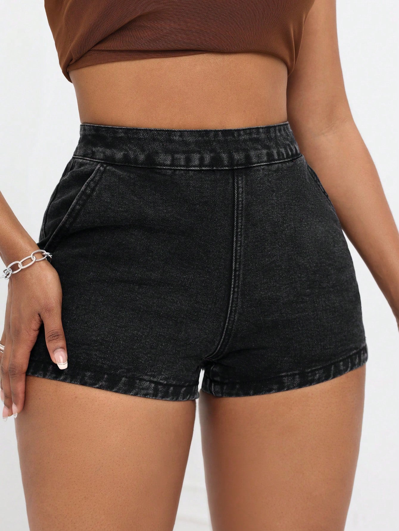 Shorts en denim taille haute pour femmes avec ceinture rembourrée et poches latérales Chic und Stil