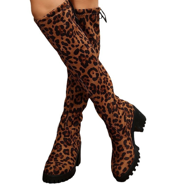 Bottes au-dessus du genou pour femmes avec un motif léopard à la mode et un talon bloc robuste Chic und Stil