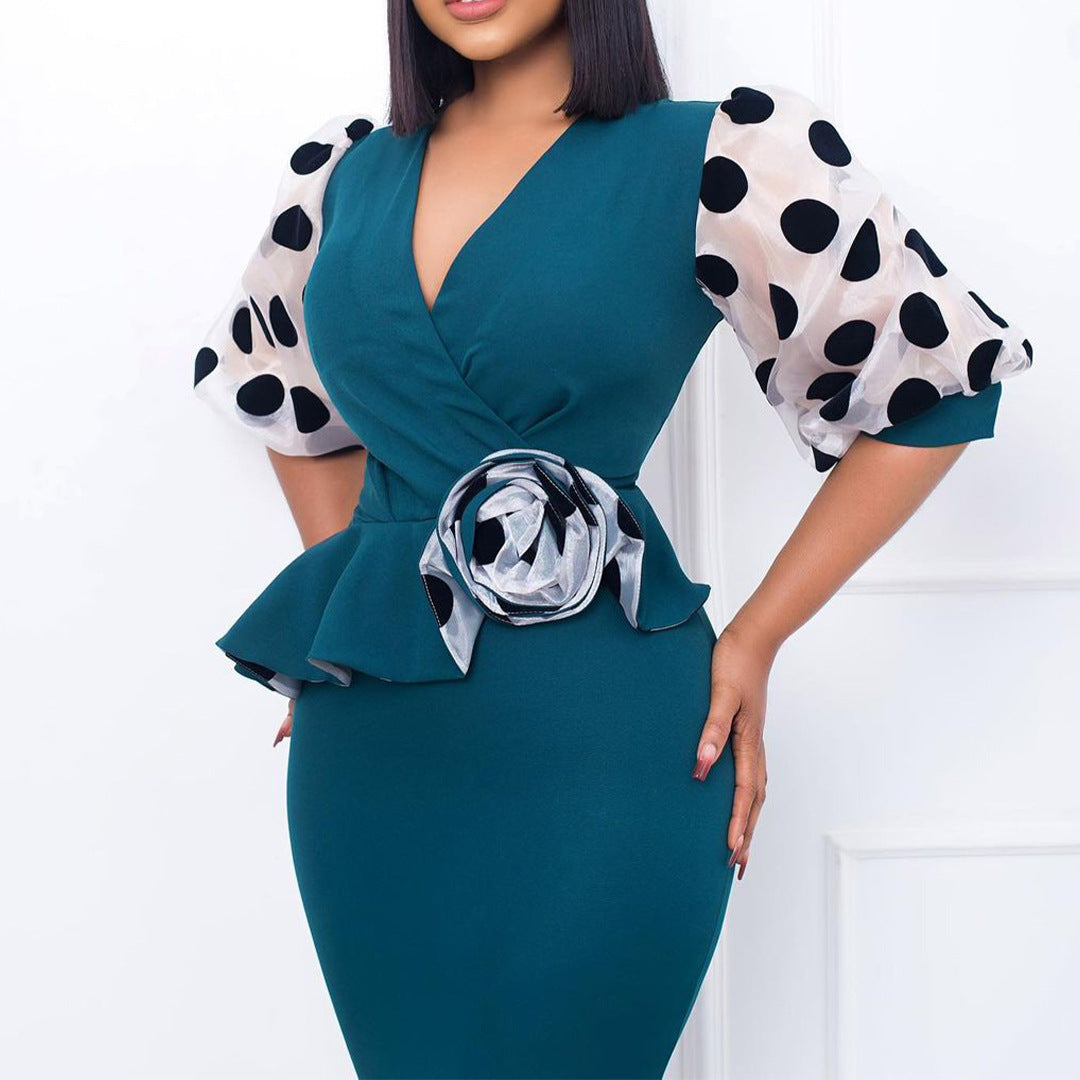 Robe de cocktail cintrée pour femmes avec manches bouffantes transparentes et accent floral Chic und Stil