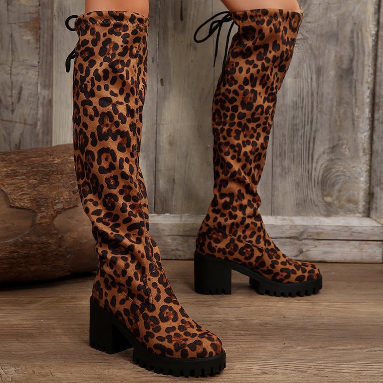 Bottes au-dessus du genou pour femmes avec un motif léopard à la mode et un talon bloc robuste Chic und Stil