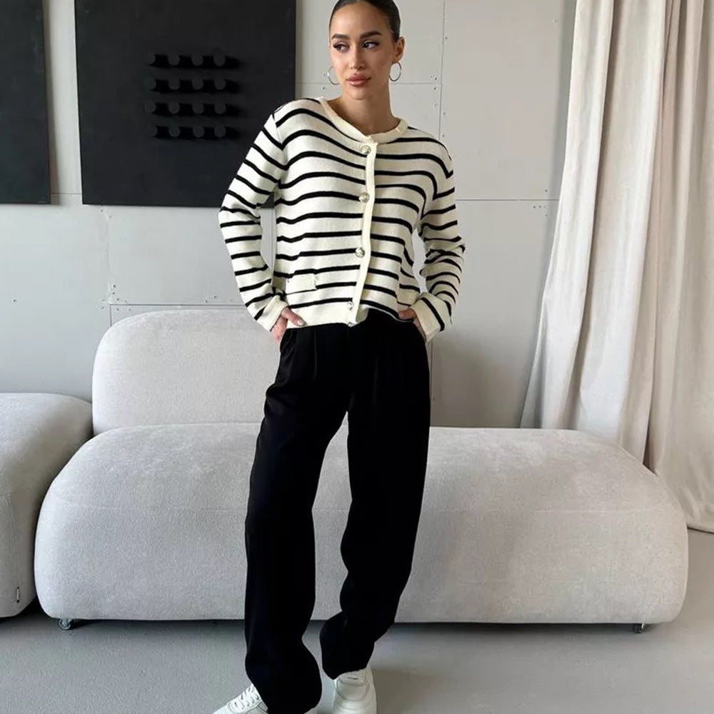 Cardigan rayé féminin à la mode avec des détails de boutons et un matériau doux Chic und Stil