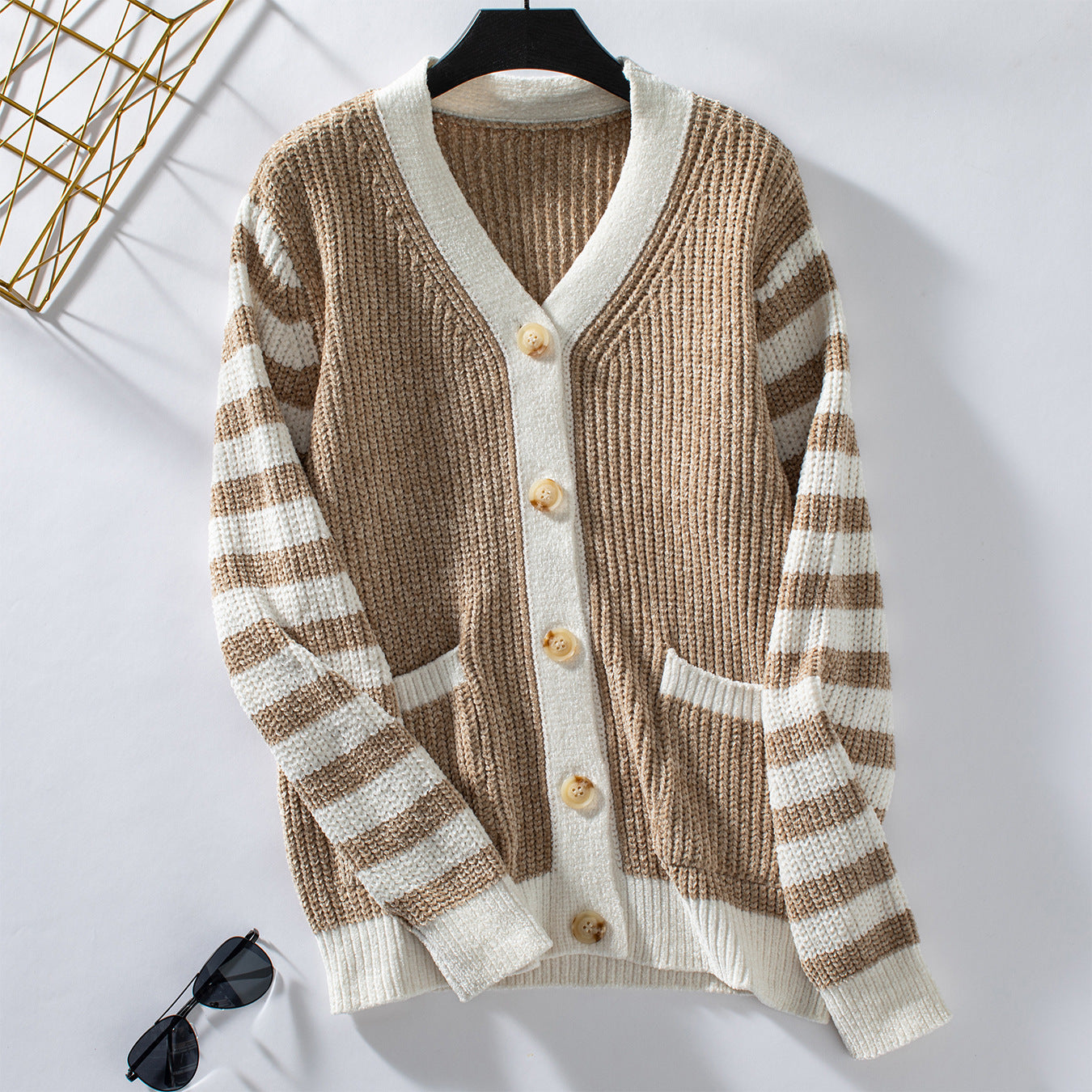 Veste en tricot à la mode pour femmes avec un motif de côtes décoratif et des rayures Chic und Stil