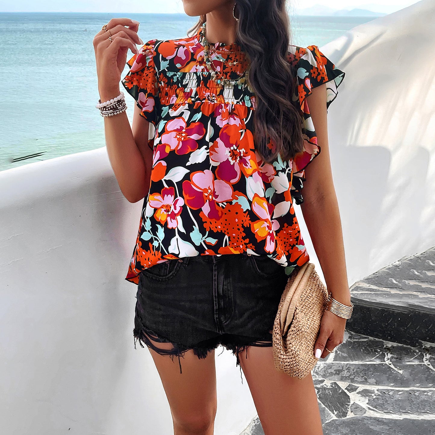 Women's blouse with ruffled details and floral patterns Chic und Stil