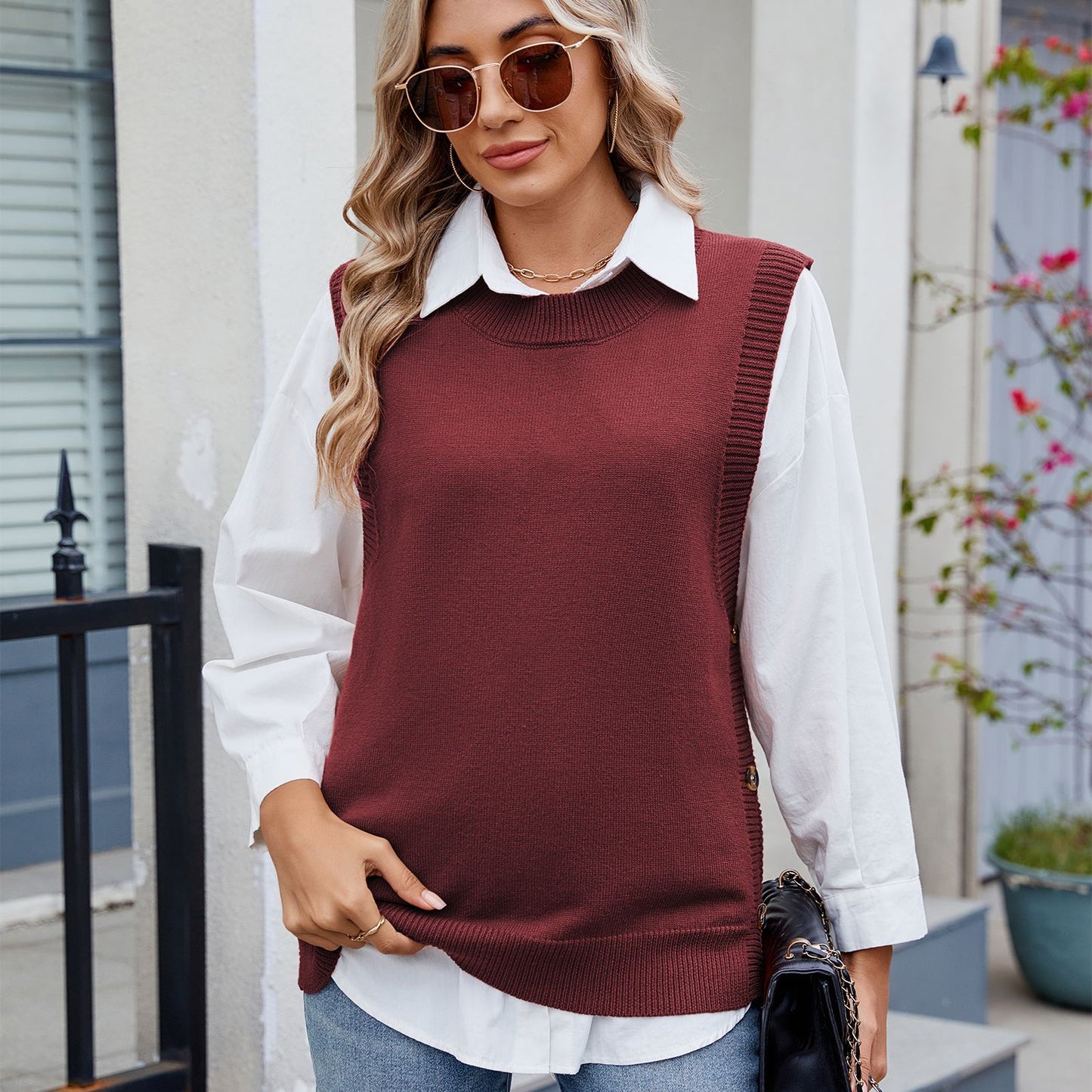Women's knitted sweater with side button details and a modern Chic und Stil fit