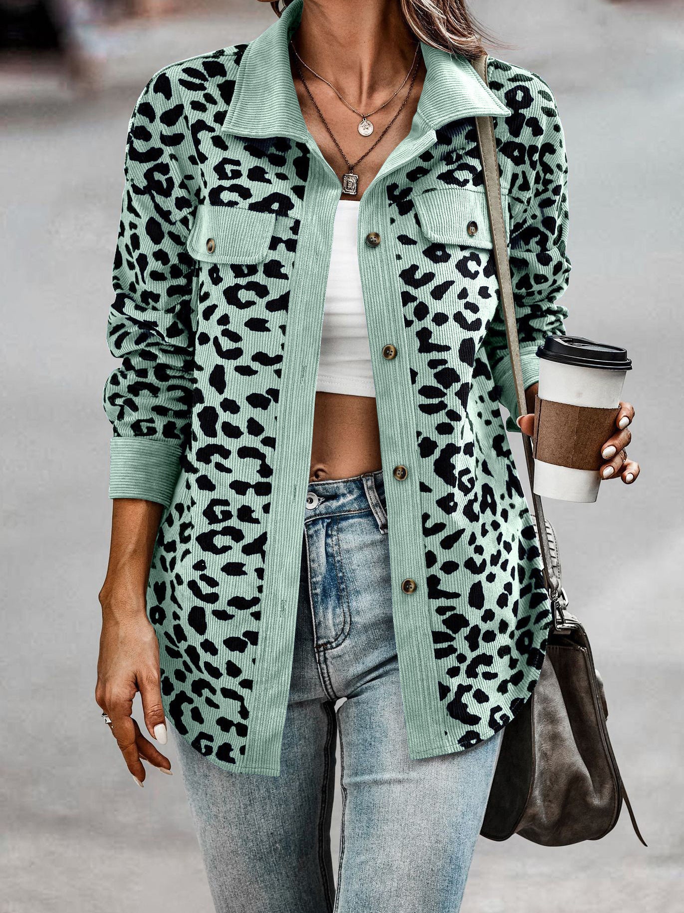 Veste de loisirs pour femmes avec un motif léopard texturé et des poches pratiques Chic und Stil