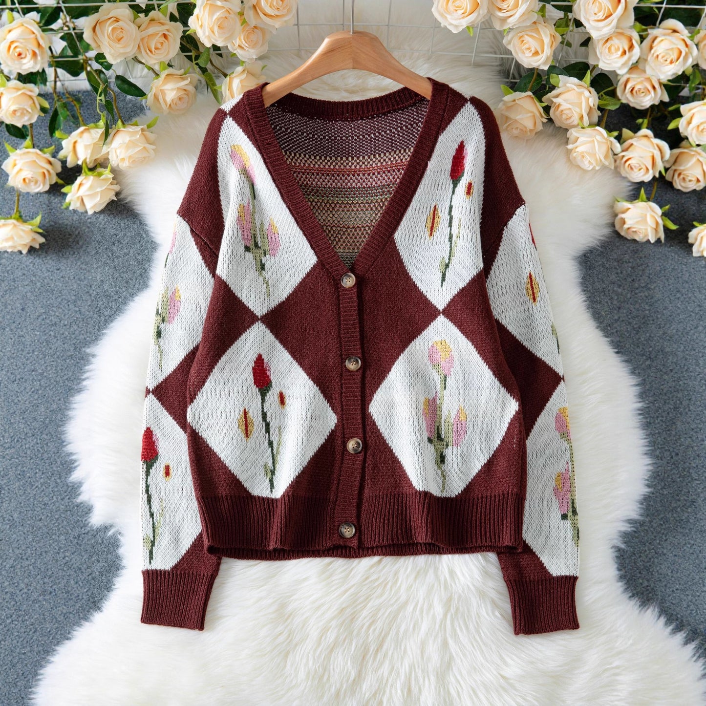 Veste en tricot pour femmes avec motif floral et design de boutons décoratifs Chic und Stil