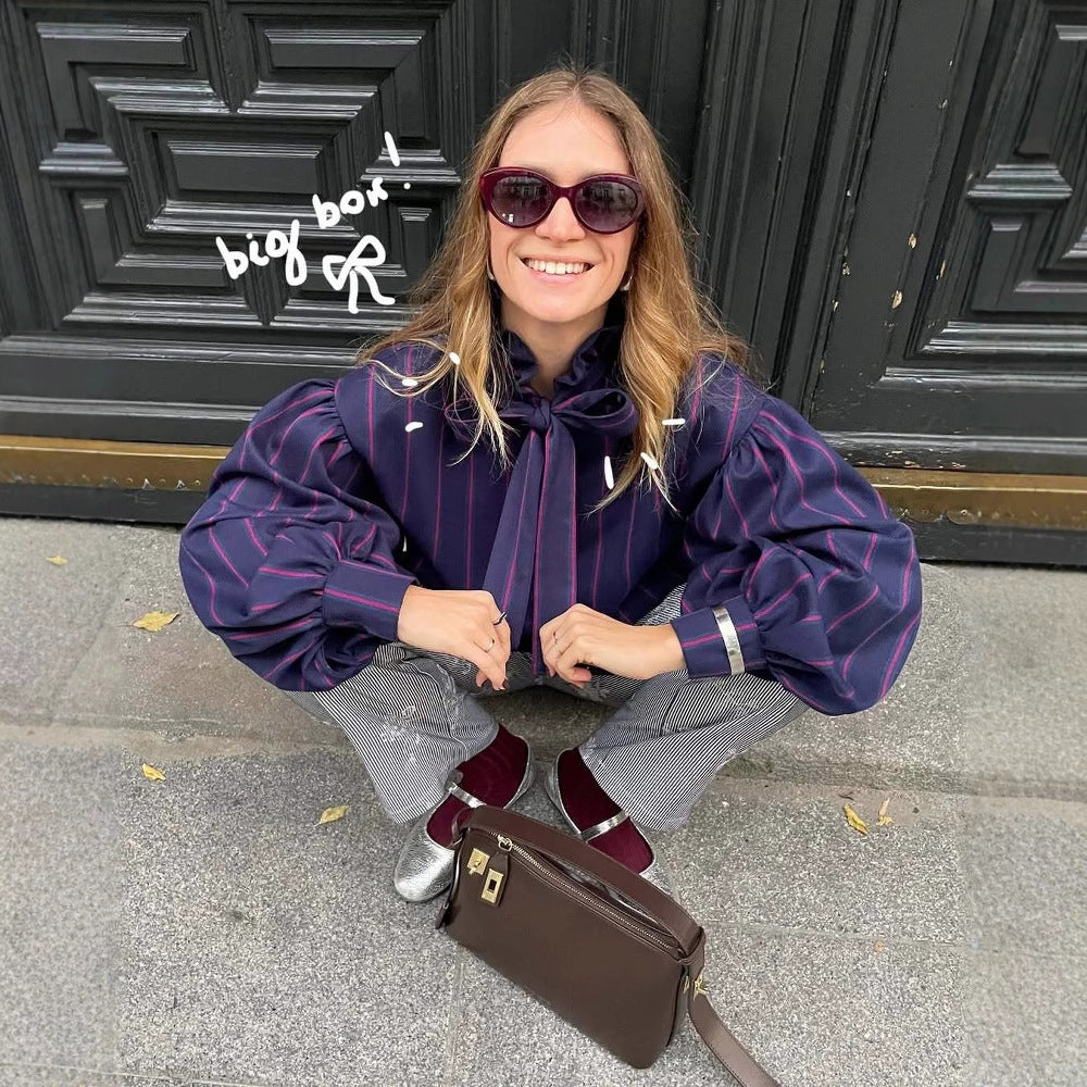 Chemisier à manches longues pour femmes avec un design rayé et un col à volants Chic und Stil