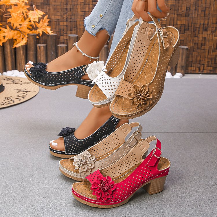 Sabots pour femmes avec un détail floral décoratif et une surface perforée Chic und Stil