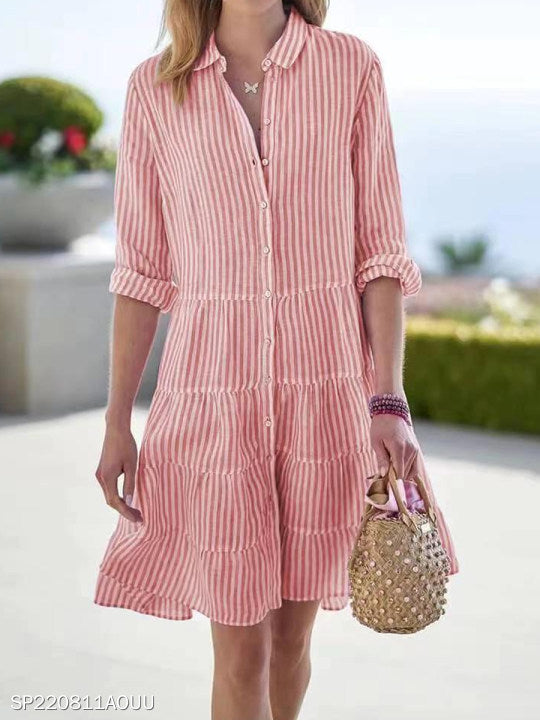 Robe chemise pour femmes avec un design rayé et une élégante patte de boutonnage Chic und Stil
