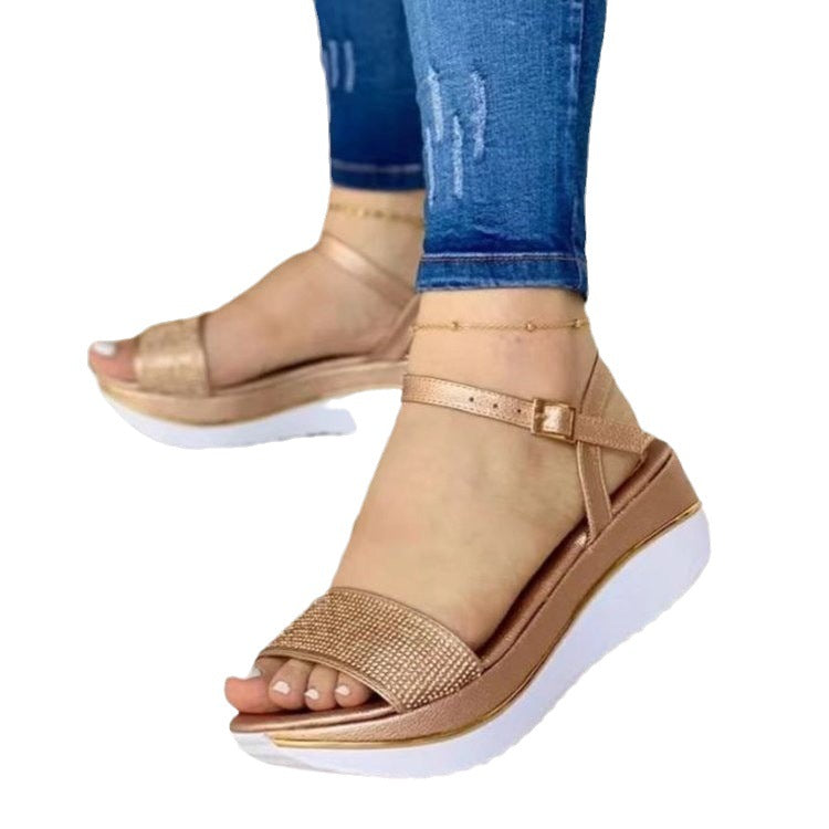 Sandales à brides pour femmes avec un élégant ornement en cristal et une semelle compensée confortable Chic und Stil