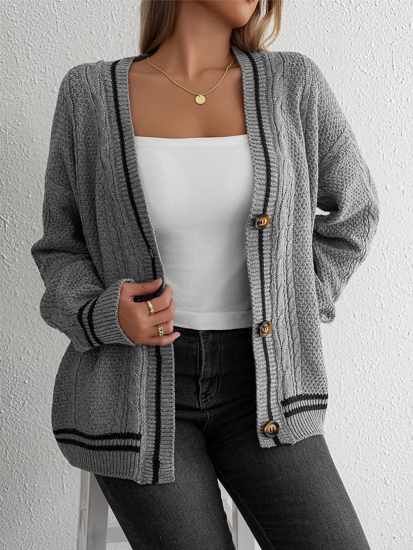 Cardigan en gros tricot pour dames avec des détails contrastants Chic und Stil