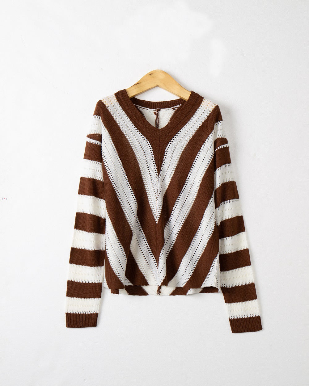Dames pull-over en V avec un motif rayé raffiné Chic und Stil