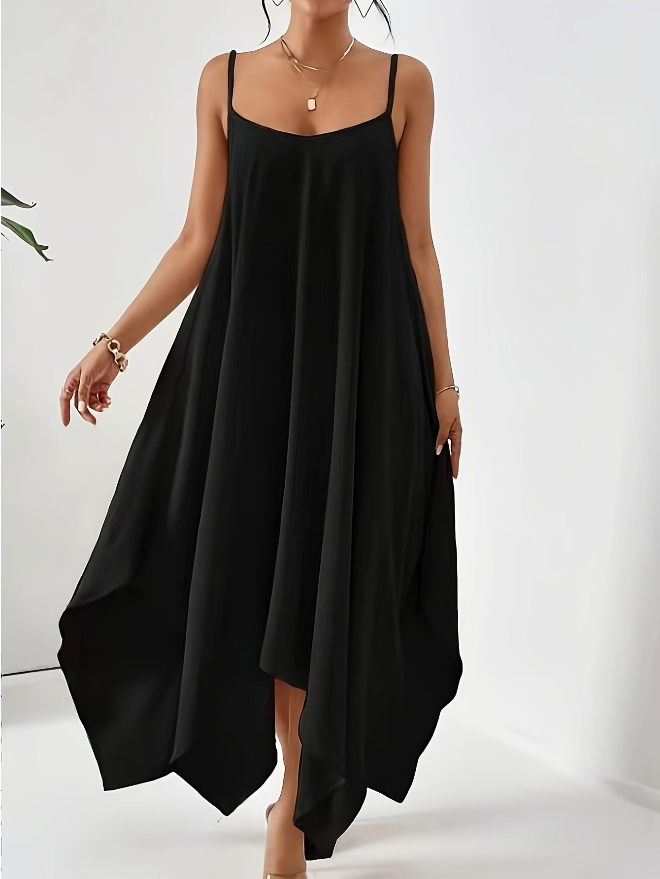 Robe maxi aérienne pour femmes avec ourlet asymétrique et fines bretelles spaghetti Chic und Stil