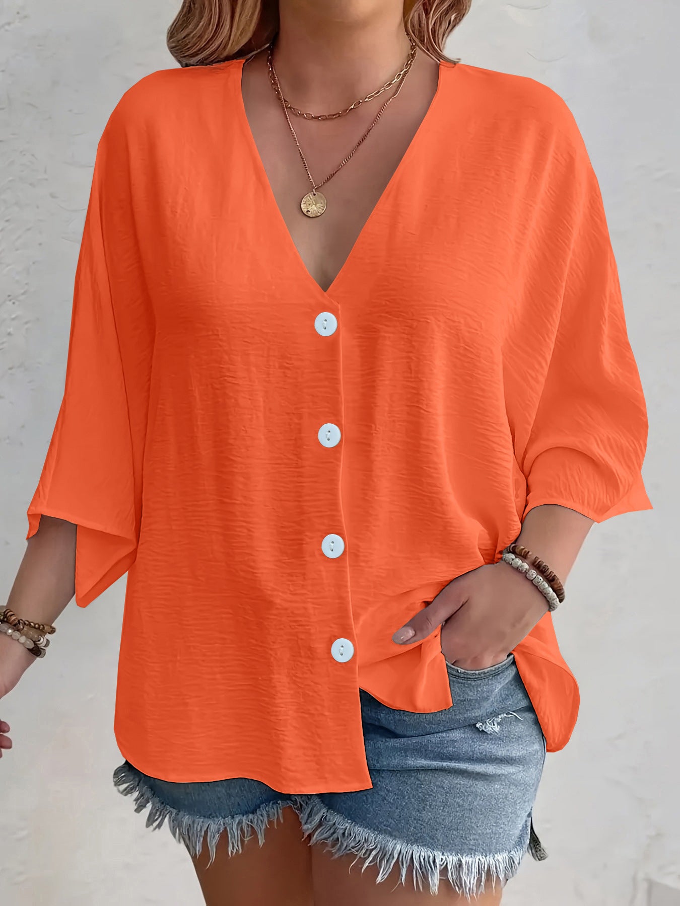 Blouse à manches courtes avantageuse pour dames avec patte de boutonnage et décolleté en V Chic und Stil