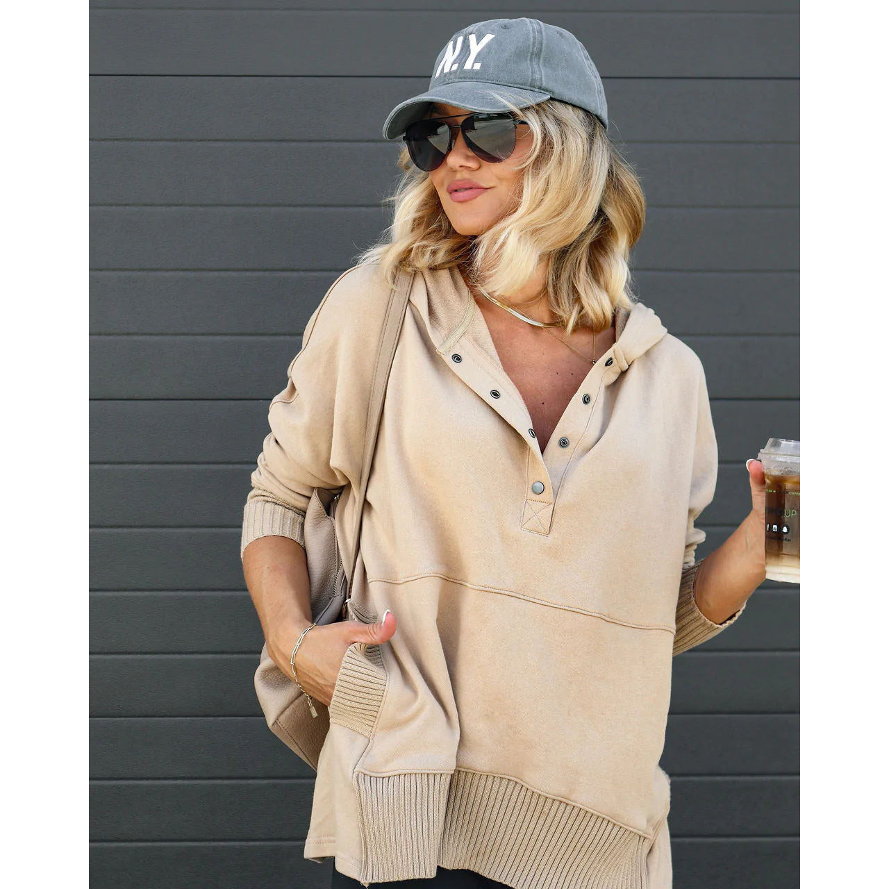 Sweat à capuche décontracté pour femmes avec patte de boutonnage et poche kangourou Chic und Stil