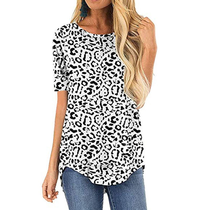 T-shirt pour femmes avec un motif léopard moderne et une coupe ample Chic und Stil