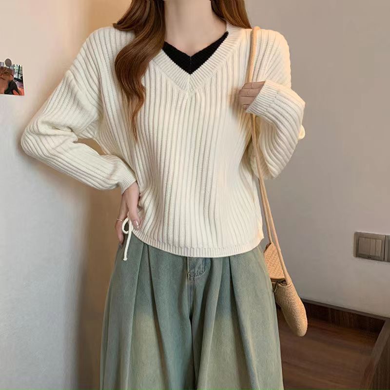 Pull condescendant à col en V pour femmes avec texture côtelée et cordons latéraux à la mode Chic und Stil
