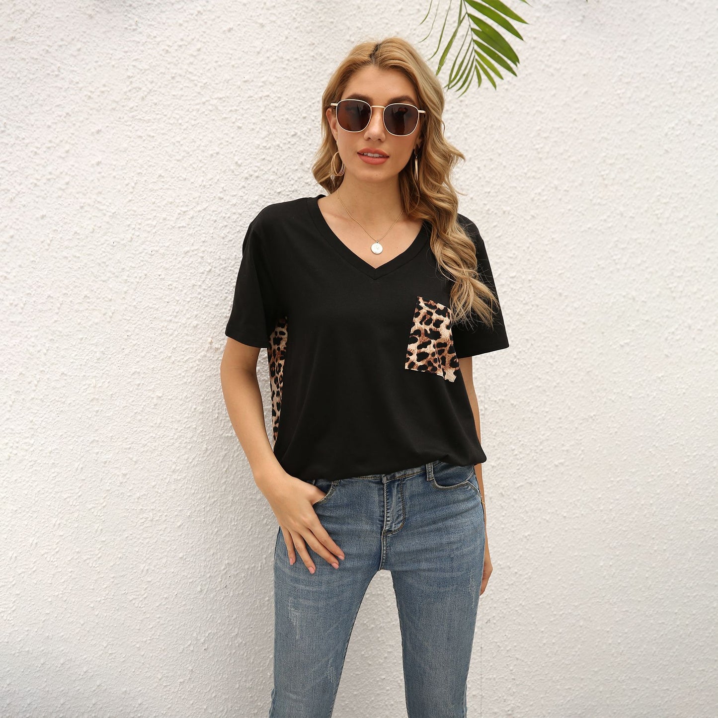 T-shirt femme avec imprimé animal à la mode et col en V Chic und Stil