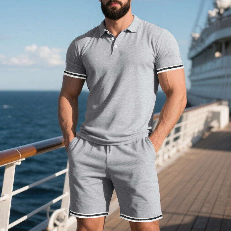 Pour hommes polo sportif à manches courtes avec bords de manche contrastants et shorts Chic und Stil