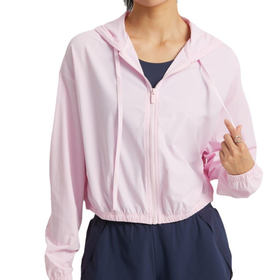Veste à capuche sportive pour femmes avec coupe généreuse et combinaison de matériaux respirants Chic und Stil