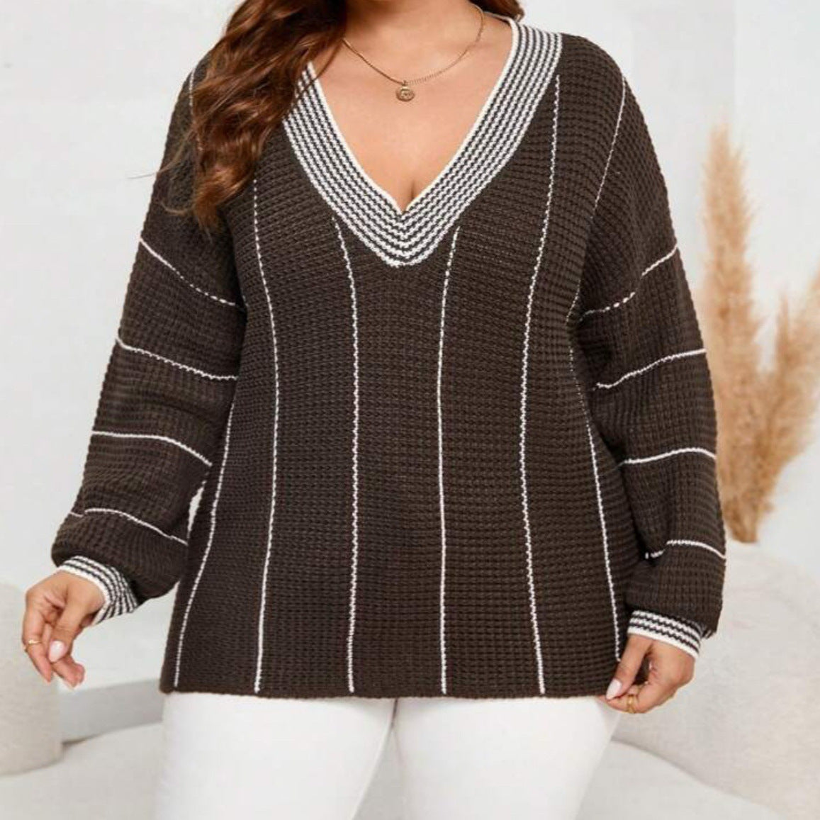 Pull en tricot épais pour femmes avec un élégant décolleté en V et un motif à rayures tendance Chic und Stil