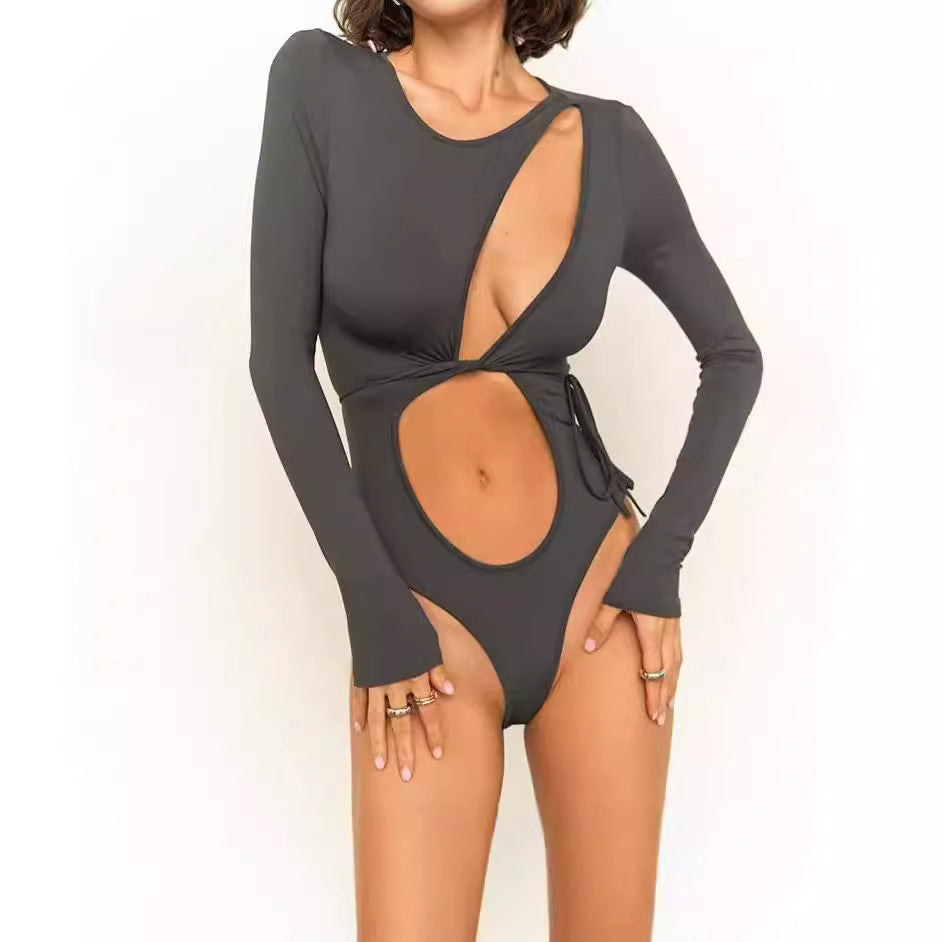 Maillot de bain une pièce pour femmes avec découpe innovante et manches longues Chic und Stil