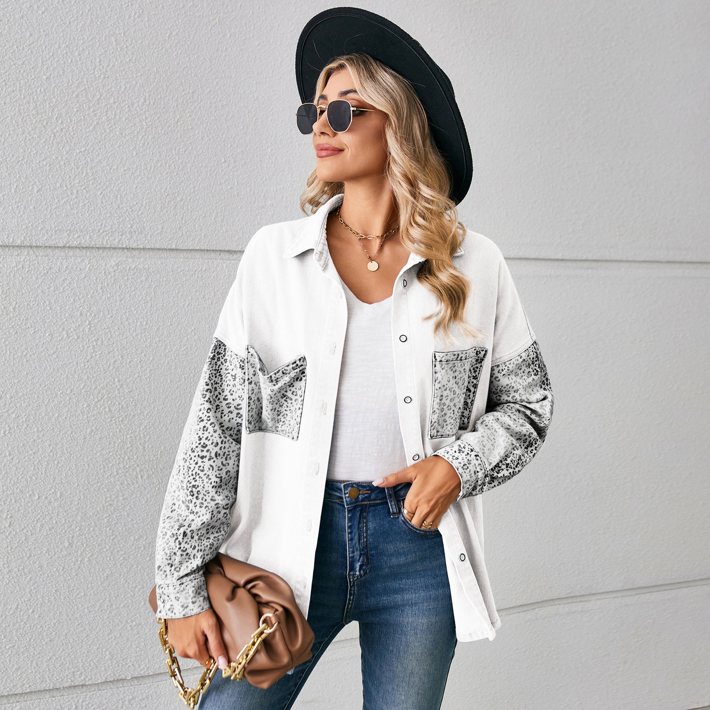 Veste en jean décontractée pour femmes avec des manches à imprimé animal contrastant Chic und Stil