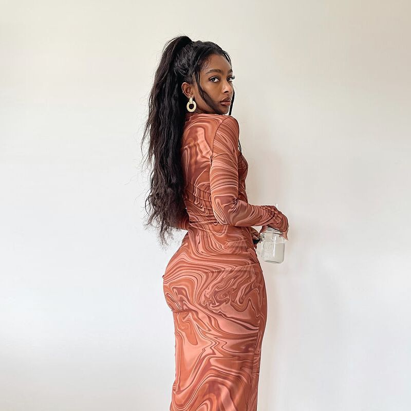 Robe longue élégante à manches longues pour femmes avec un motif marbré moderne Chic und Stil