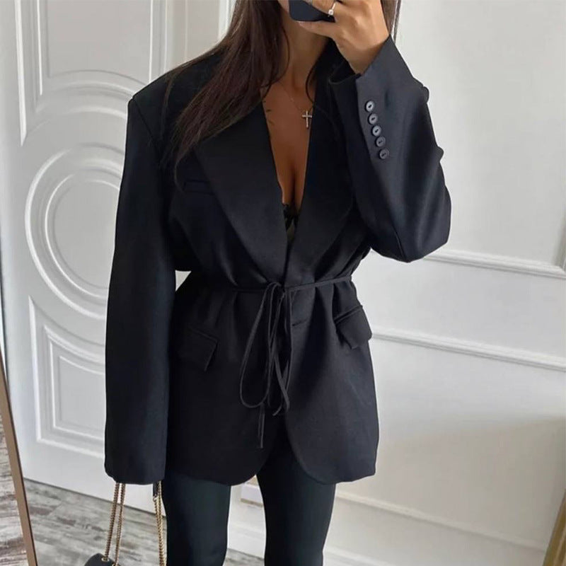 Blazer féminin à la mode avec ceinture ajustable Chic und Stil
