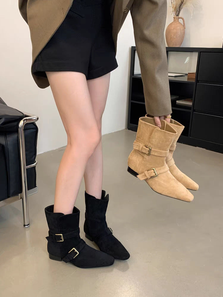 Bottes chelsea stylées pour dames avec un détail de chaîne à la mode et un talon Chic und Stil