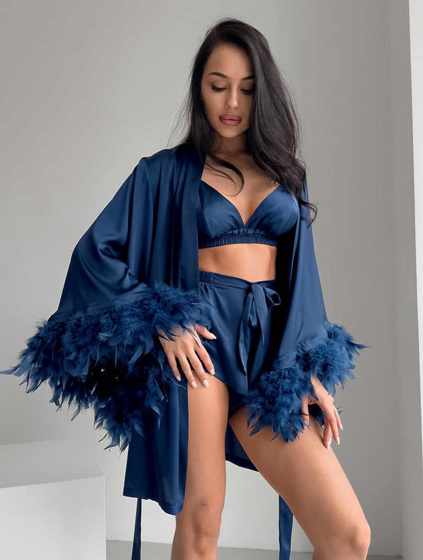 Dame Kimono en Satin avec Plumes Chic und Stil
