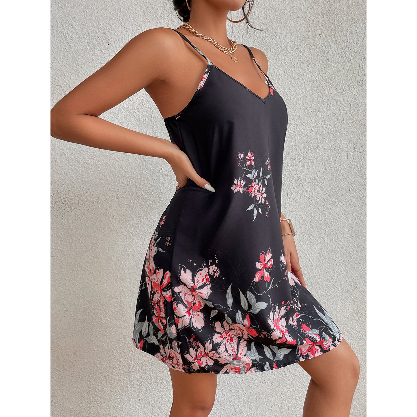 Robe mini aérienne pour femmes en matériau semblable à du satin avec des motifs floraux Chic und Stil