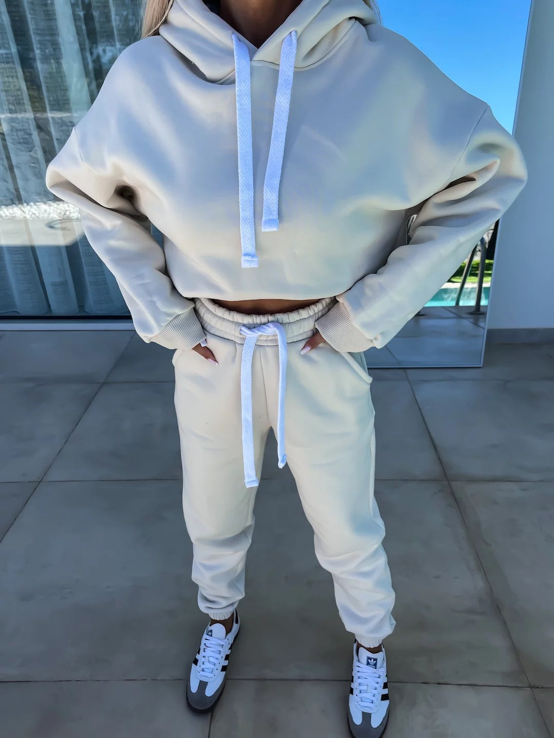 Cropped hoodie set and jogger pants for ladies with elastic waist and drawstring Chic and Style