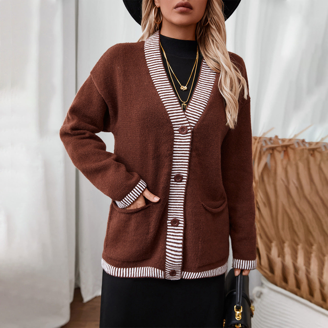 Veste en tricot pour femmes avec des accents de rayures modernes et des poches Chic und Stil